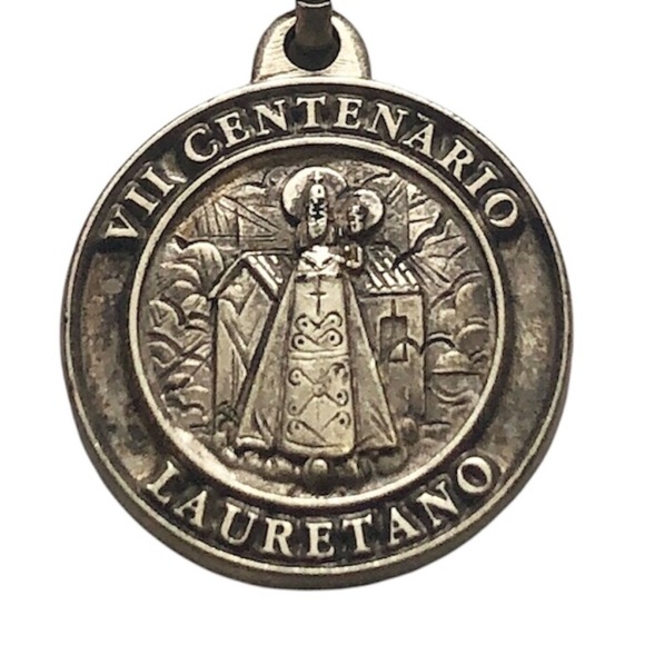 Vintage 1993 Loreto Medal Keychain Silver Tone Patterned Round - Picture 2 of 3
